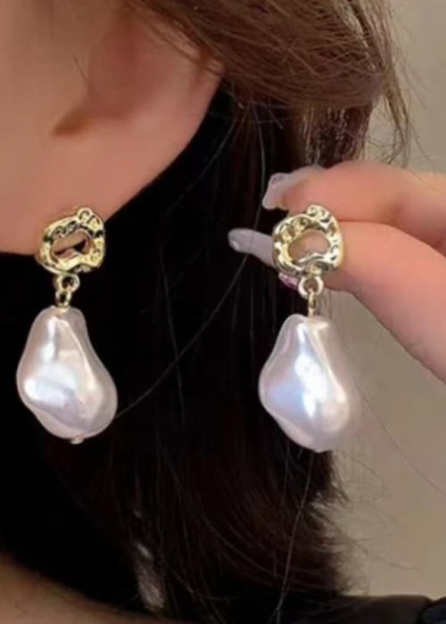 変形一粒パール×ゴールドのピアス