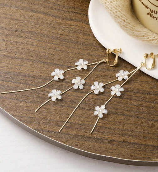 揺れる チェーンピアス 花びらイヤリング