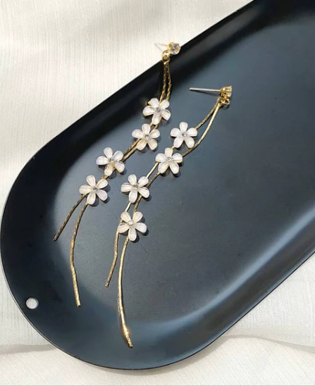 揺れる チェーンピアス 花びらイヤリング