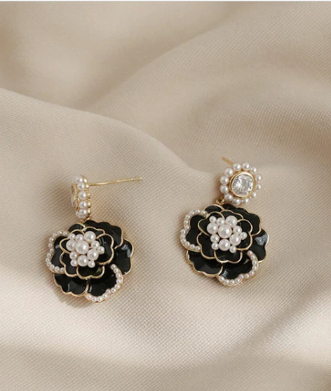 blackツバキ・ピアス