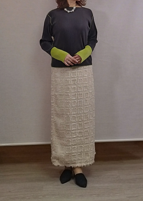 春色・フリンジタイトスカート