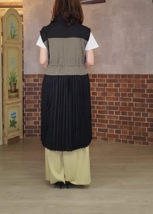 配色・プリーツジレ