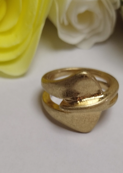 燻しgoldの立体的なリング