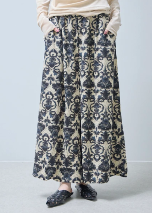 ダマスク柄のワイドパンツ