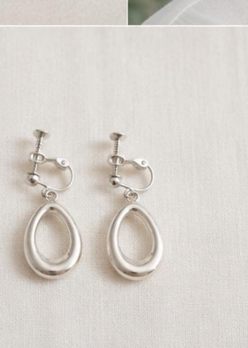 マットなsilver楕円イヤリング