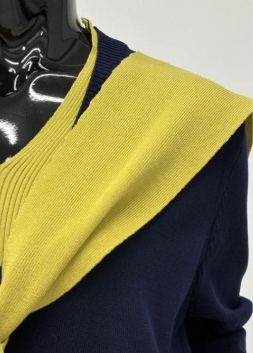 Vネック配色ニットワンピ・カーディガン風スカーフ