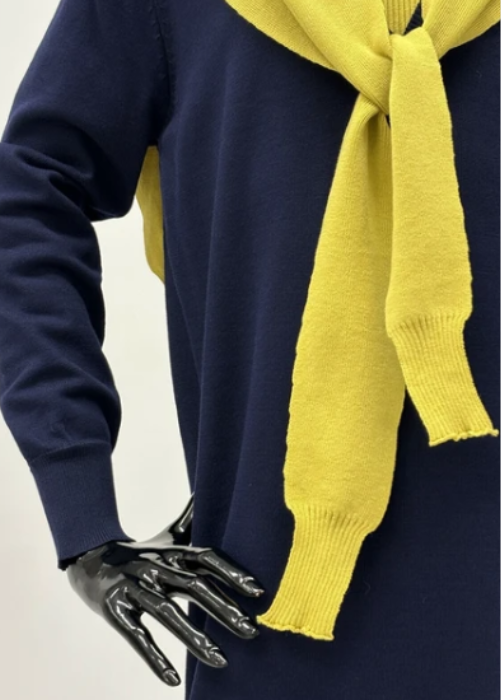 Vネック配色ニットワンピ・カーディガン風スカーフ