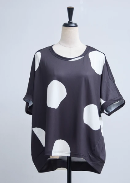 大胆ドット柄コクーンシルエットTシャツ