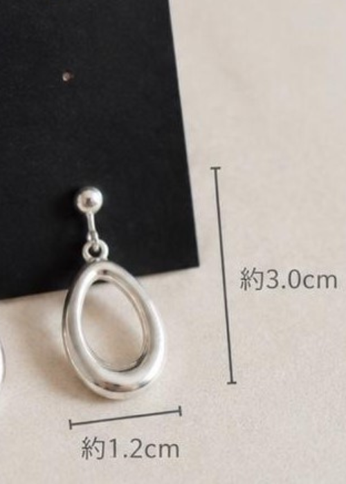 マットなsilver楕円イヤリング