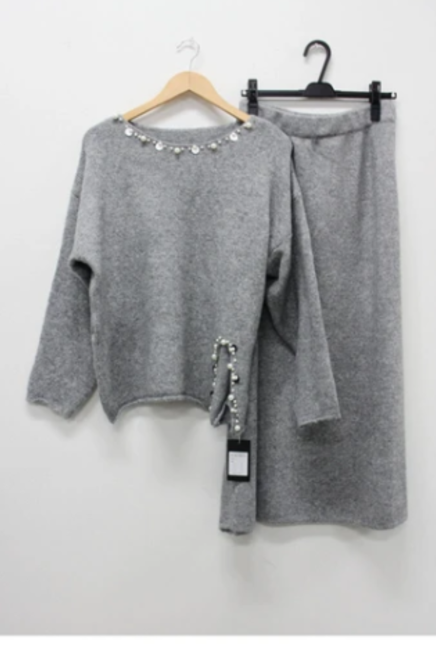 キラキラビジュー付きニットスーツ