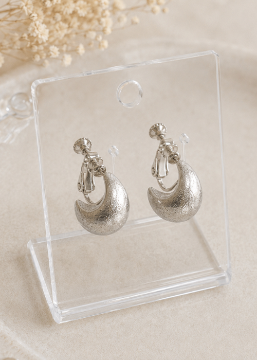 燻しsilverの月形ふくらみイヤリング
