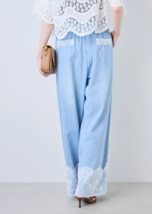 ゆったりシルエットの裾レースデニム