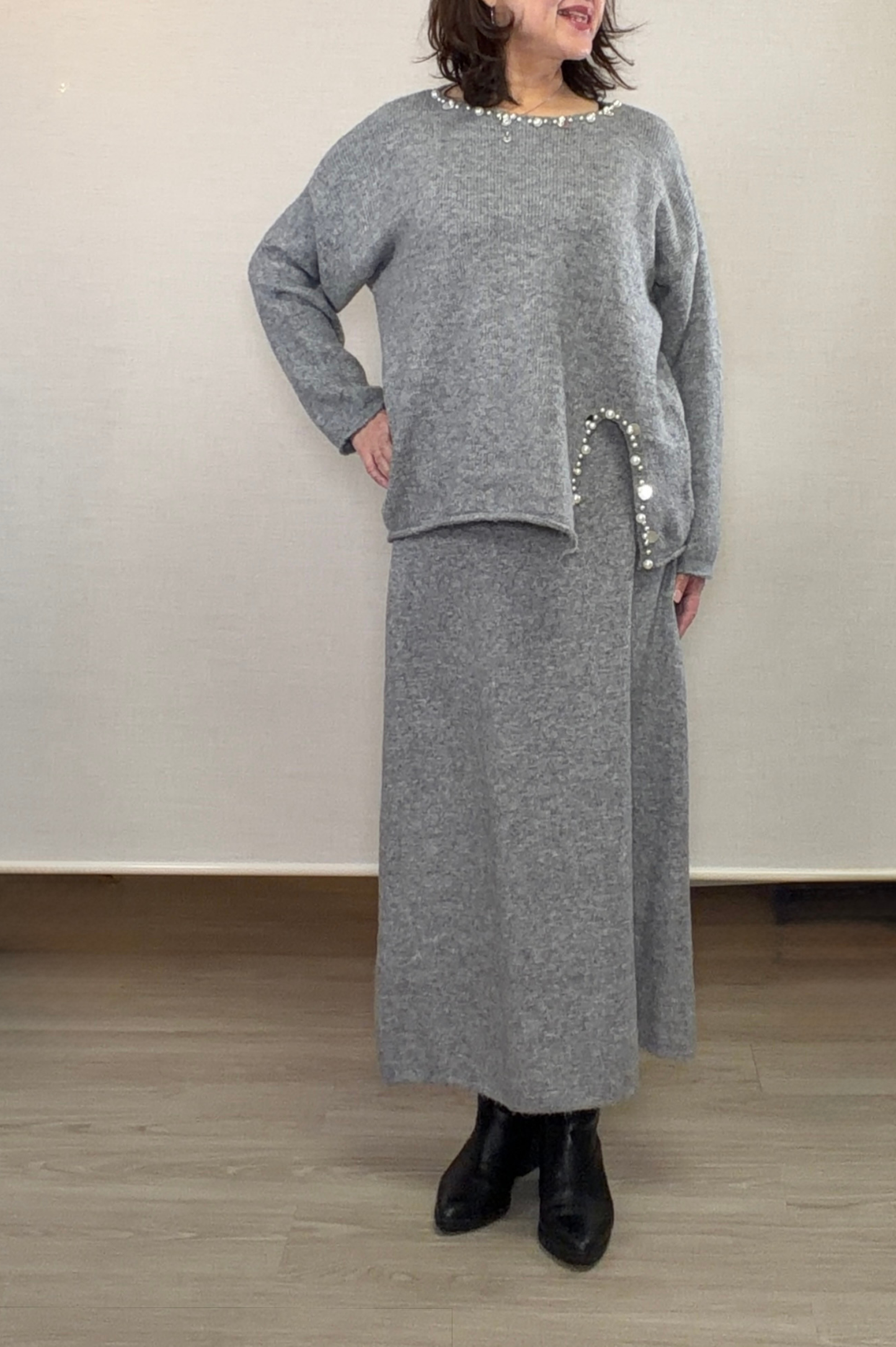 キラキラビジュー付きニットスーツ