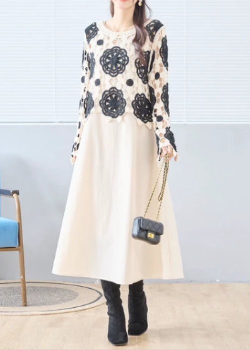 モノトーンのフラワークロシェ編みセーター