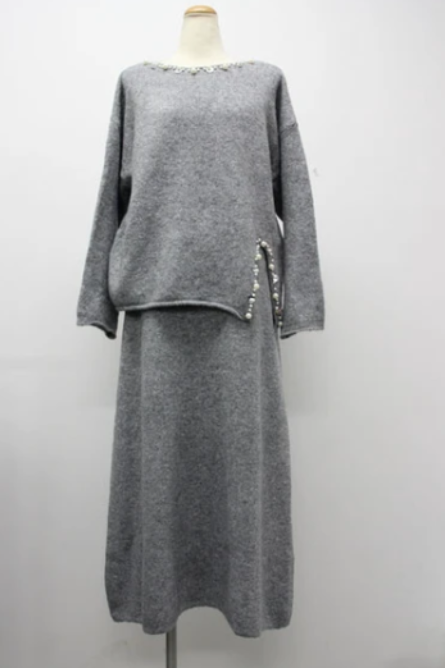 キラキラビジュー付きニットスーツ