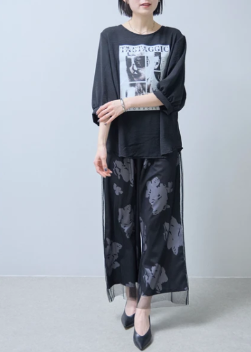 モノトーンボリューム袖Tシャツフォトプリント