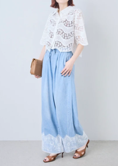 ゆったりシルエットの裾レースデニム