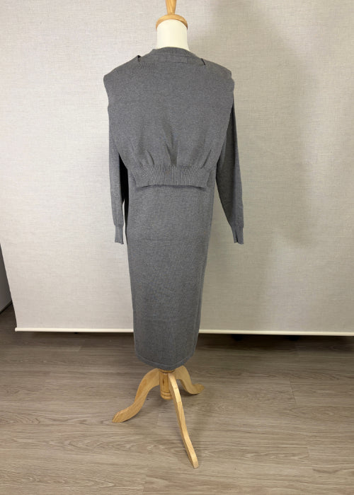 Vネック配色ニットワンピ・カーディガン風スカーフ