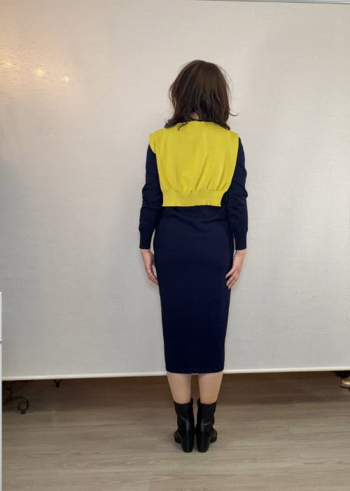 Vネック配色ニットワンピ・カーディガン風スカーフ